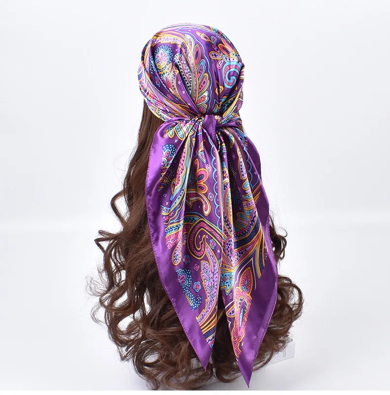 Foulard hijab en satin de soie violet avec motifs floraux et paisley, noué autour de cheveux châtain foncé