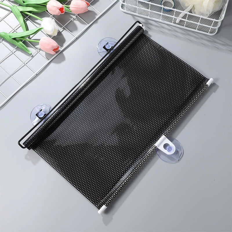 Stores à rideaux occultants noirs avec ventouses sur une surface grise.