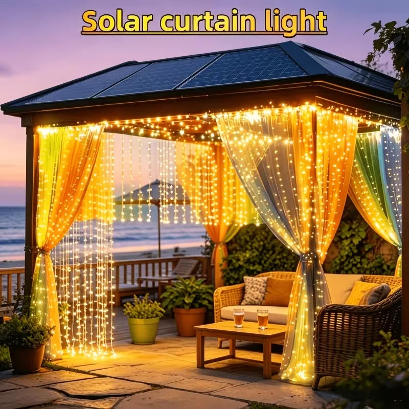 Sonnendurchlass-Vorhang beleuchtet eine Terrasse mit warmen Lichterketten, die durch Stoffvorhänge am Sonnenuntergang hängen