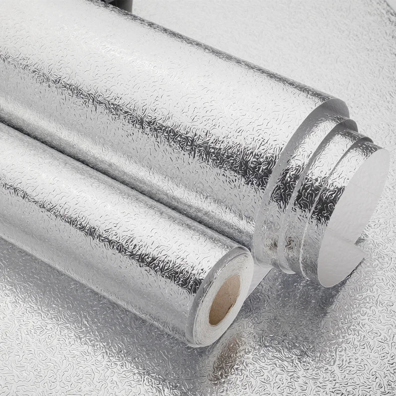Rollen silberner Aluminiumfolie-Wandsticker auf reflektierender Oberfläche