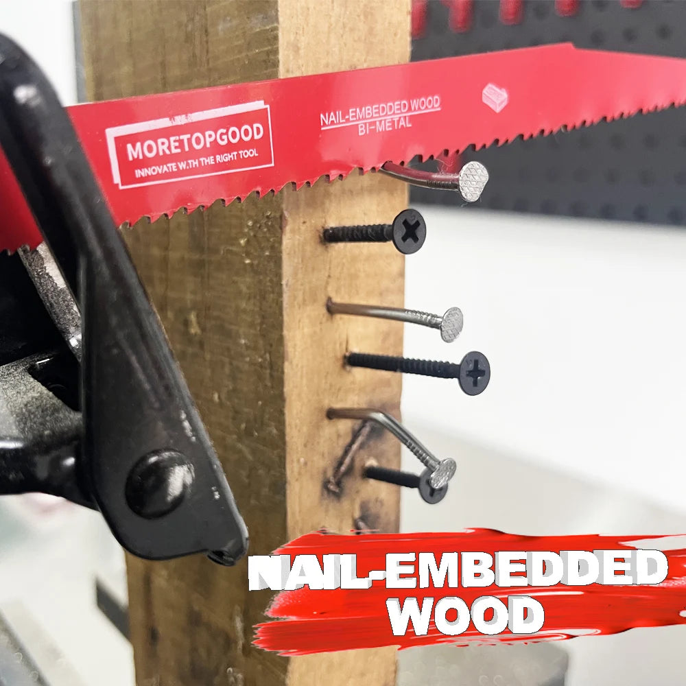 Nahaufnahme einer roten Nagel-eingesetzten Holzklinge, die auf einem Holzpfahl verwendet wird.