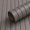 Rolle graues Holzmaserung Peel-and-Stick Wandpaneele auf Holzoberfläche