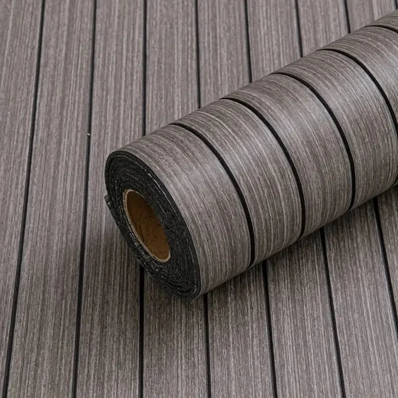 Rolle graues Holzmaserung Peel-and-Stick Wandpaneele auf Holzoberfläche