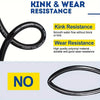 Gros plan d'un tuyau noir résistant au kink et à l'usure avec raccords pour nettoyeur haute pression