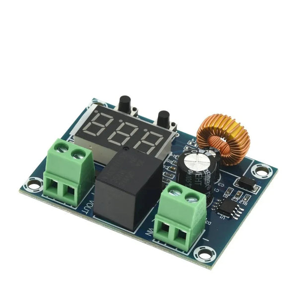 Placa de circuito verde con pantalla digital y componentes para un interruptor de protección de voltaje DC digital.