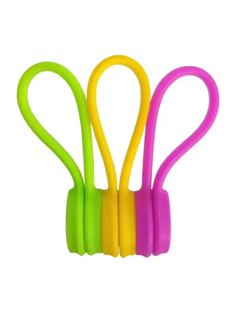 Un pack de trois attaches de câble en silicone magnétiques vert néon, jaune et violet.