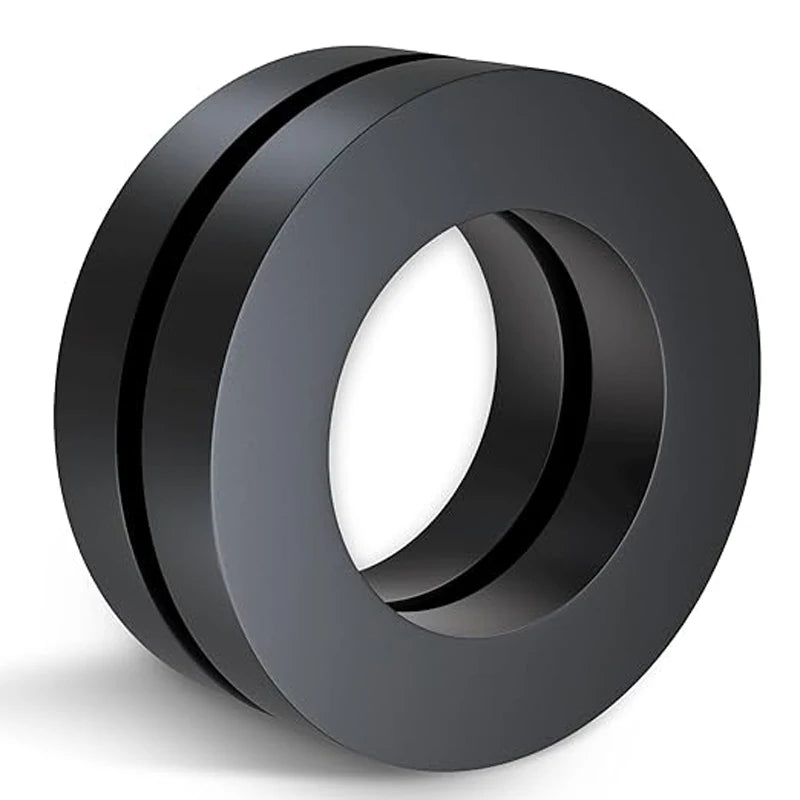 Nahaufnahme eines schwarzen Keramik-Ringmagnes mit konzentrischen Rillen.