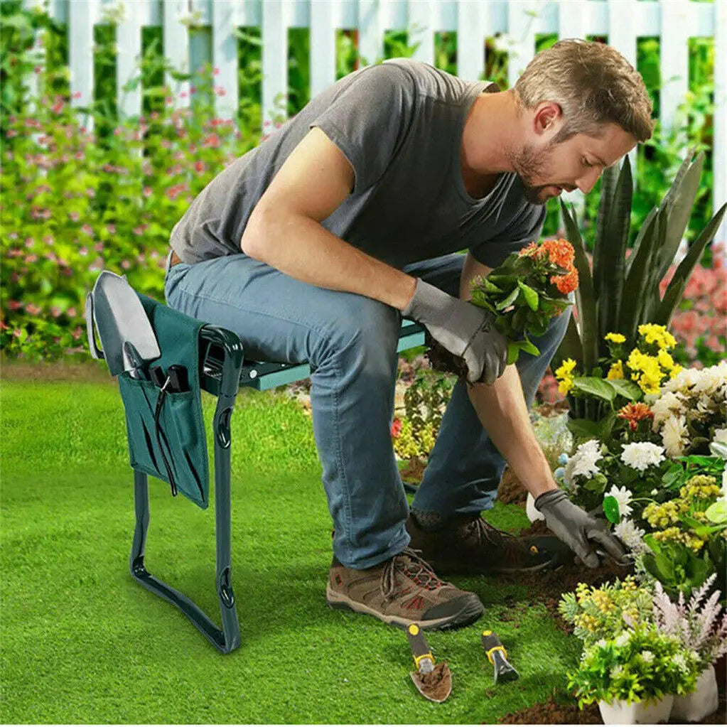 Ein Mann benutzt einen schweren Gartenknienhocker, um Pflanzen in einem Garten zu pflegen.