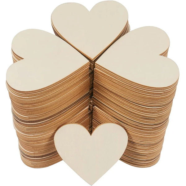 Haufen unfertiger h心förmiger Holzscheiben für DIY-Bastelarbeiten