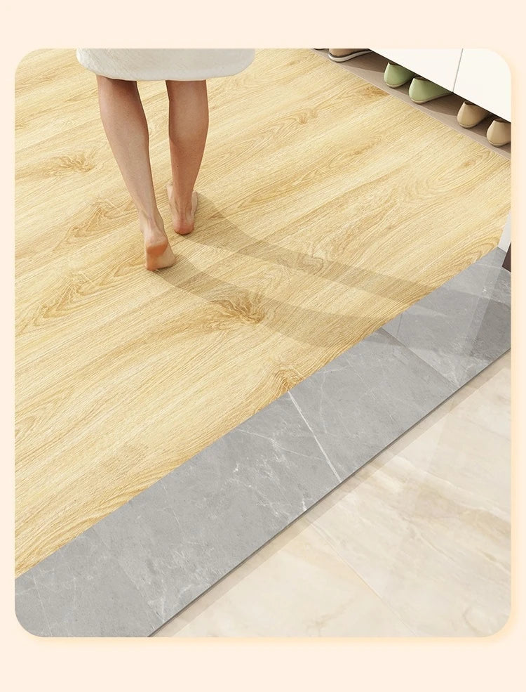Ein Paar Beine und Füße stehen auf einem hellen Holzfußboden neben einer grauen Marmorfliesenkante.