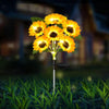Un amas de lumières de tournesols LED jaunes brillantes sur une tige dans un jardin.