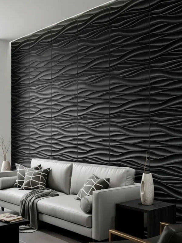 Modernes Wohnzimmer mit dunkelgrauer, gewellter PVC-Wanddekoration hinter einem hellen Sofa und schwarzen Akzenten.