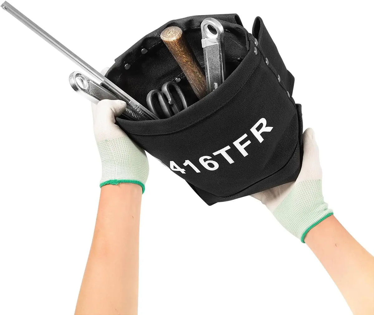Una mano sostiene un kit de herramientas negro etiquetado 416TFR con una sonda de madera y herramientas metálicas.