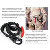 Schwarze taktische Quick-Release-Sling mit Metallring und Schnalle neben einer Person in Tarnkleidung