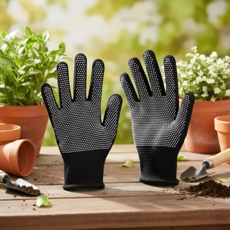 Ein Paar schwarze Strickschutzhandschuhe für die Arbeit, präsentiert auf einer Holzoberfläche mit Gartenwerkzeugen und Pflanz