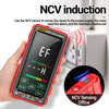 Eine Hand hält ein rotes digitales Multimeter mit NCV-Sensorfunktionen in der Nähe einer Steckdose.