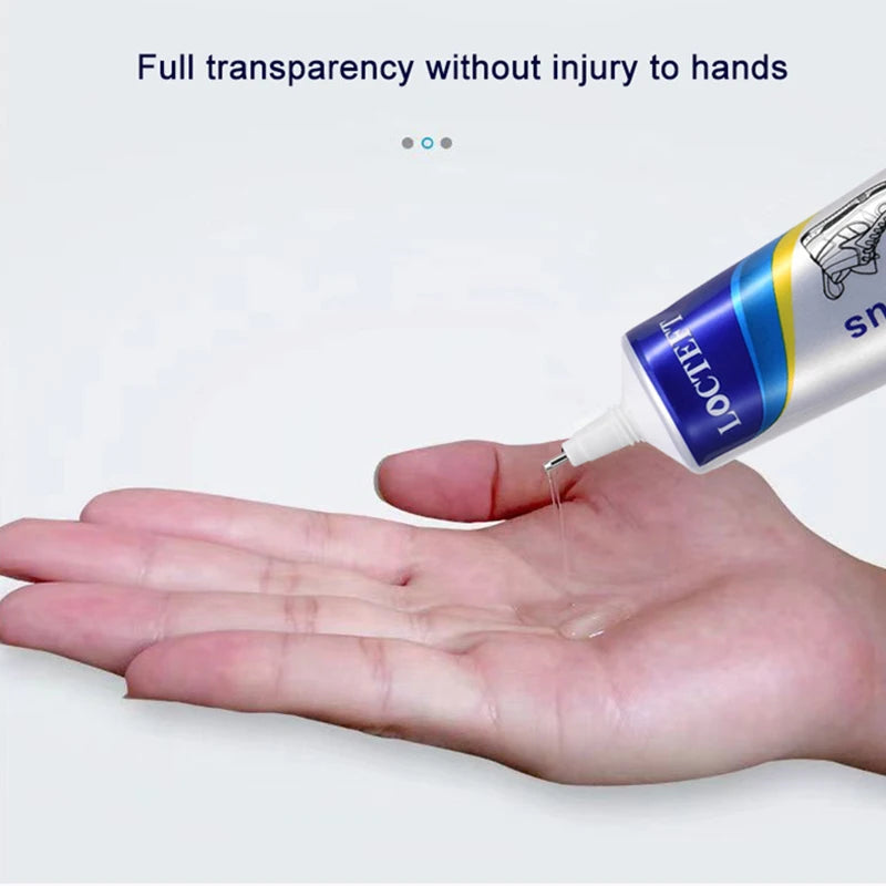 Une main applique un adhésif liquide transparent d'une bouteille sur la paume de la main pour réparer des chaussures.