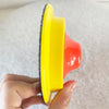 Eine Hand hält eine gelbe Rotationspolier-Pads und eine orange-rote Pad vor weißem Hintergrund.