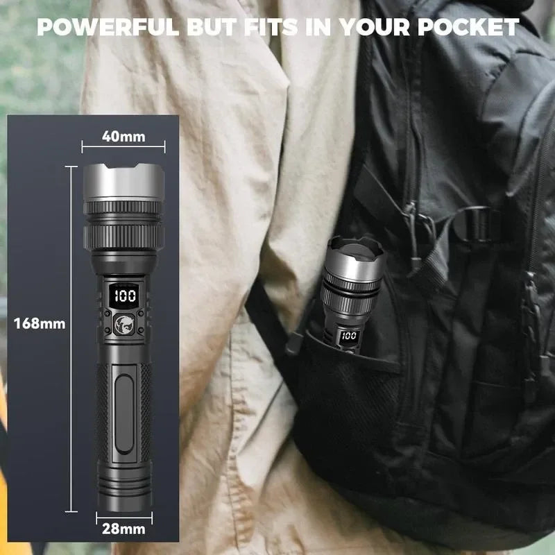 Taktische wiederaufladbare LED-Taschenlampe in einem schwarzen Rucksack, die Größe und Portabilität hervorhebend.