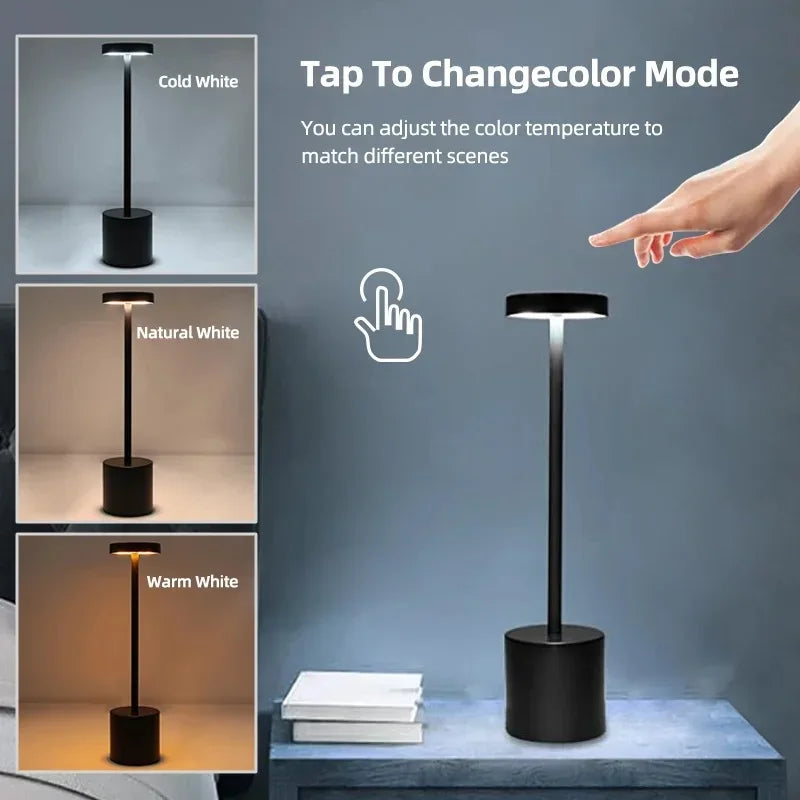 Una mano ajusta la temperatura de color de una lámpara de escritorio LED con sensor táctil, mostrando modos blanco frío, blan
