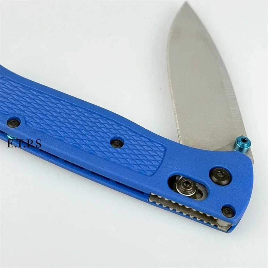 Un couteau de poche pliable bleu avec une lame argentée et un manche texturé, vue de profil.