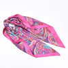 Écharpe hijab en satin de soie rose vif avec des motifs paisley et floraux complexes.