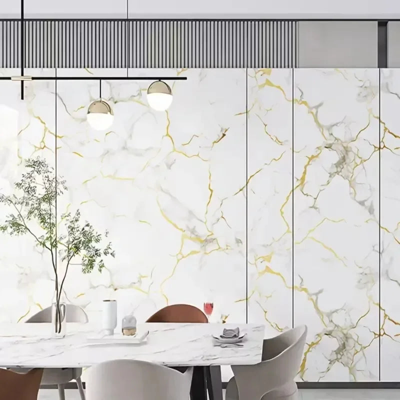 Salle à manger moderne avec un mur à motif marbre blanc et une table avec des chaises gris clair.