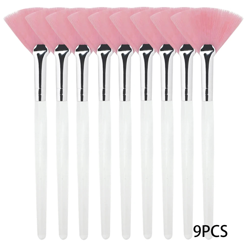 Un set de neuf brosses pour masques faciaux vegan professionnels rose et blanc.