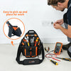 Una bolsa organizadora de herramientas naranja y negra con herramientas de electricista junto a un enchufe eléctrico.