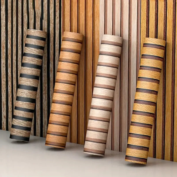 Pegatinas de rejilla de madera y rayas negras verticales exhibidas contra un fondo neutro.