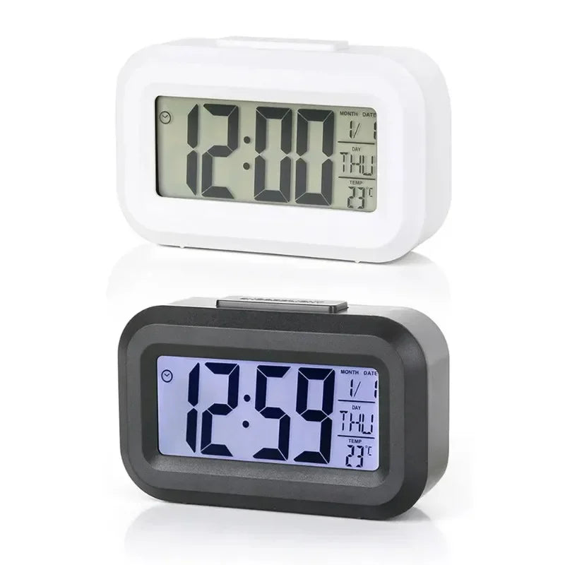 Reloj de alarma digital LED blanco mostrando 12:00 y temperatura, junto a su versión negra.