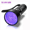 Lampe torche UV LED noire émettant une lumière violette, conçue pour détecter les taches sur les animaux.