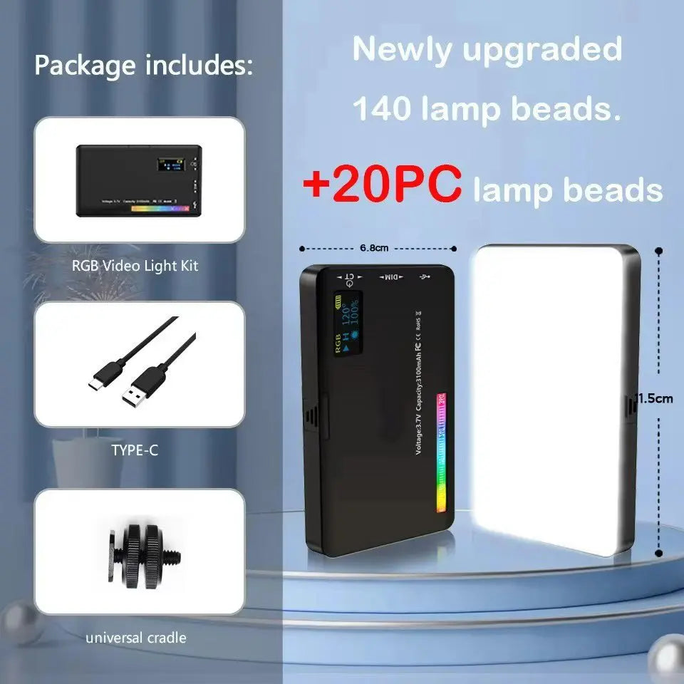 Kit de lumière vidéo RGB noir avec câble Type-C et support universel à côté d'un panneau lumineux blanc éclatant.
