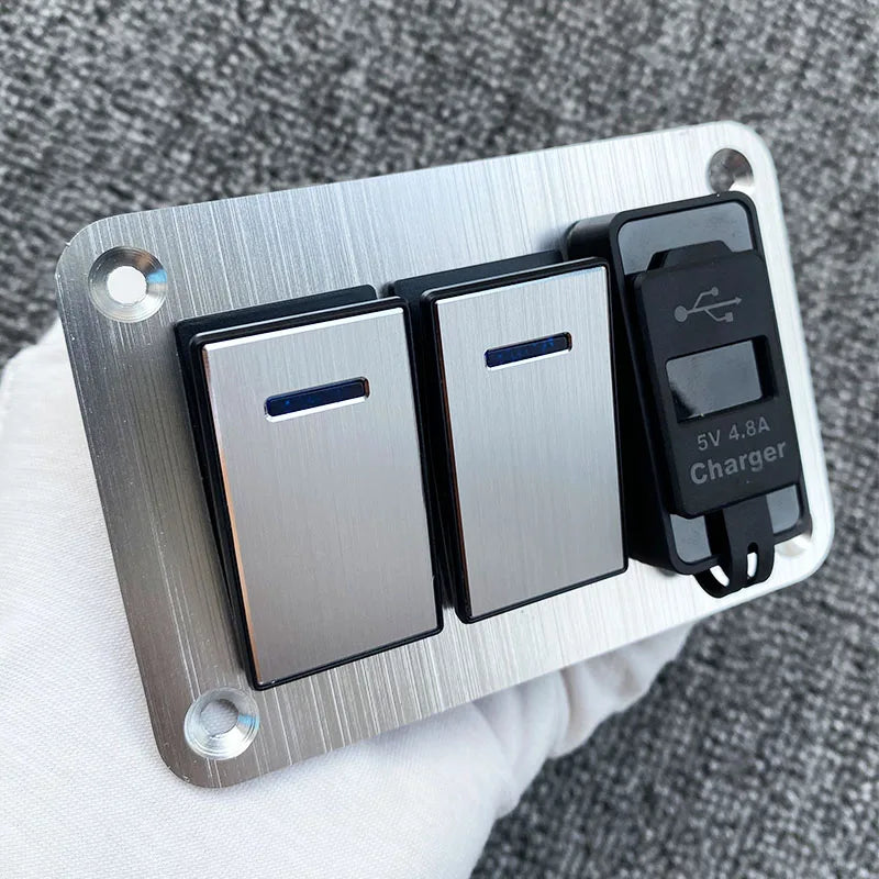 Panneau d'aluminium argenté avec deux interrupteurs à bascule et un module chargeur 5V 4.8A.