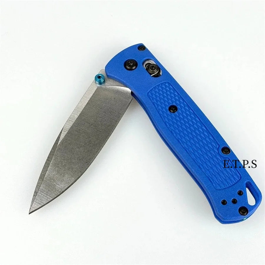 Un couteau EDC pliable bleu avec une lame argentée et des accents noirs, vu de profil.