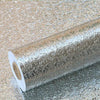 Rouleau de vinyle d'aluminium autocollant pour murs avec une finition texturée et réfléchissante.