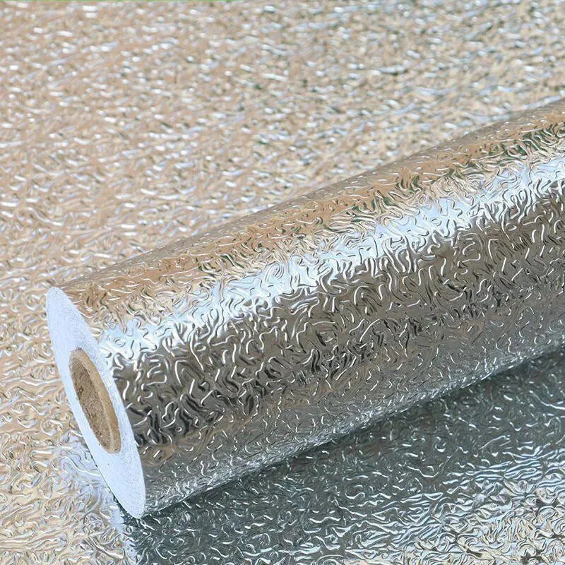 Rouleau de vinyle d'aluminium autocollant pour murs avec une finition texturée et réfléchissante.