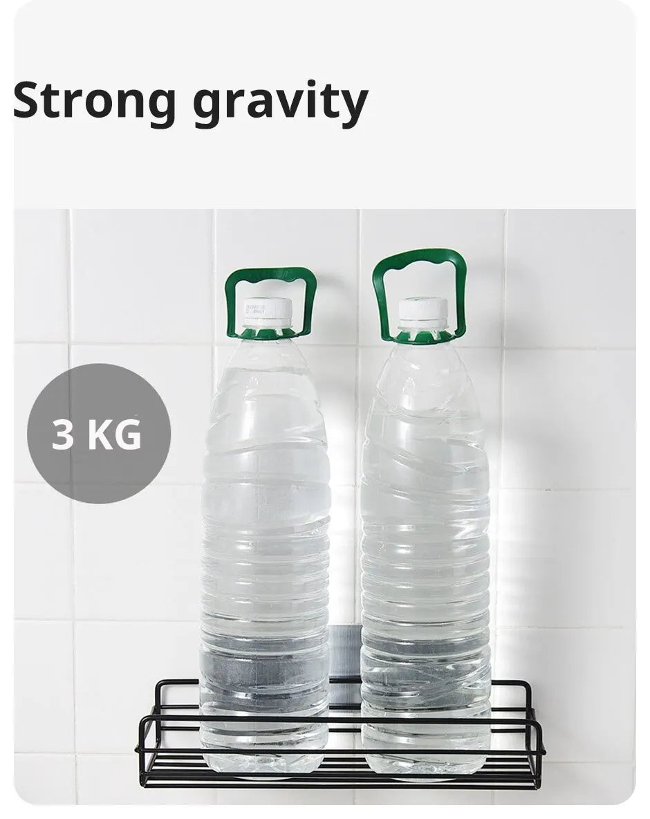 Una botella de agua de plástico transparente se muestra en un estante de metal negro, demostrando gravedad.