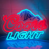Neon-Schild in Form eines Berges mit den Worten COCO LIGHT leuchtend in rot und blau.