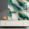 Intérieur moderne avec un effet marbre (vert-de-gris et or) au-dessus d'un meuble blanc.