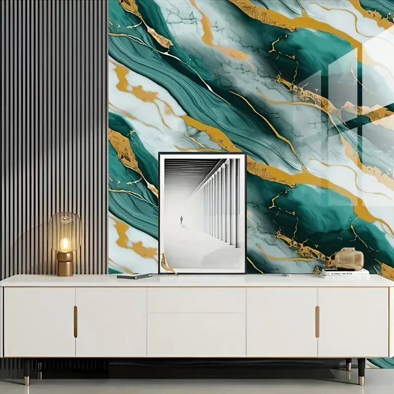 Intérieur moderne avec un effet marbre (vert-de-gris et or) au-dessus d'un meuble blanc.