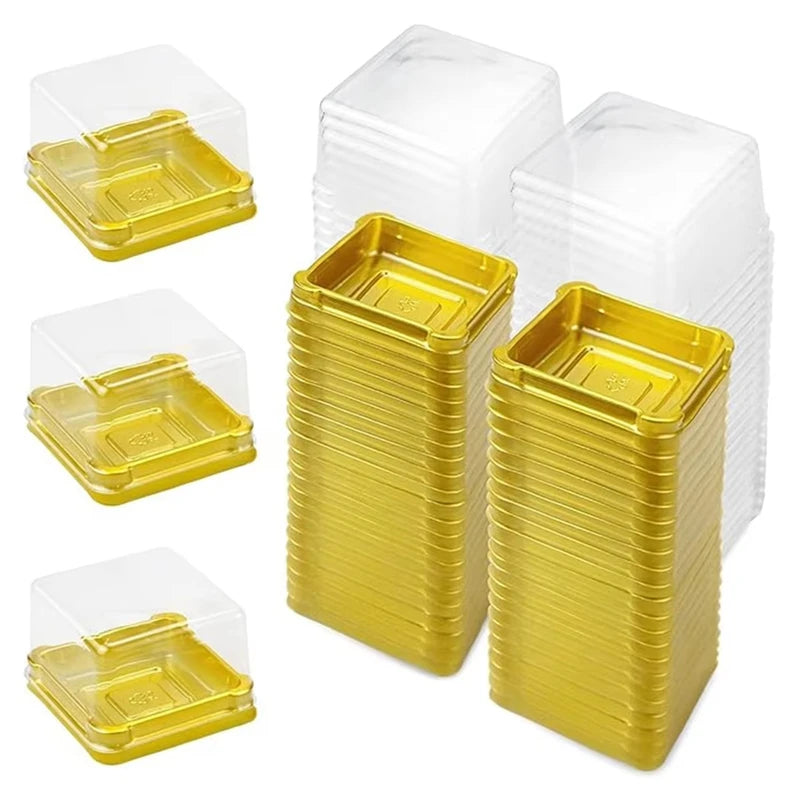 Präsentation von 50 klaren Plastik-Mini-Kuchen- und Muffinförmchenboxen mit goldenen Akzenten.
