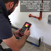 Eine Person inspiziert ein unterirdisches Heizleck in einem Rohr mit einem Handhelden Wärmebildgerät und Multimeter.