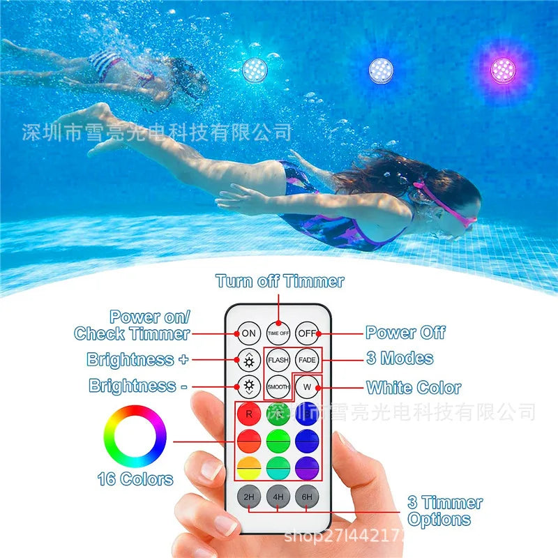 Une main tient un smartphone affichant les commandes d'un projecteur de piscine sous-marin LED submersible, avec une scène so