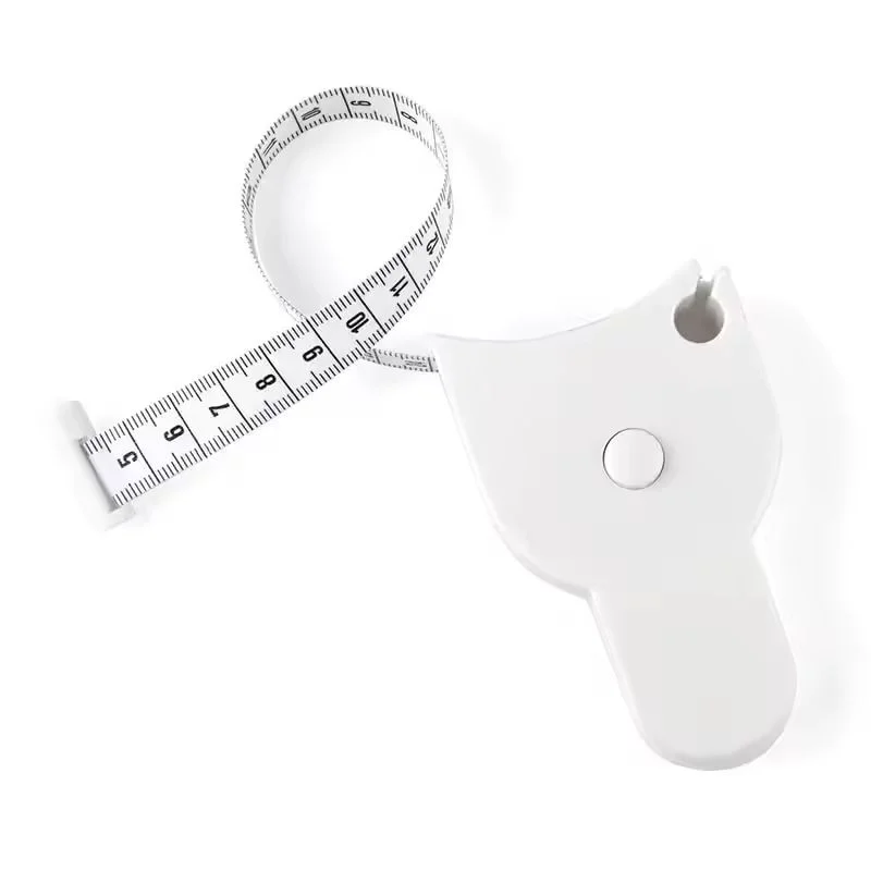 Mètre ruban télescopique blanc automatique à côté de son emballage.