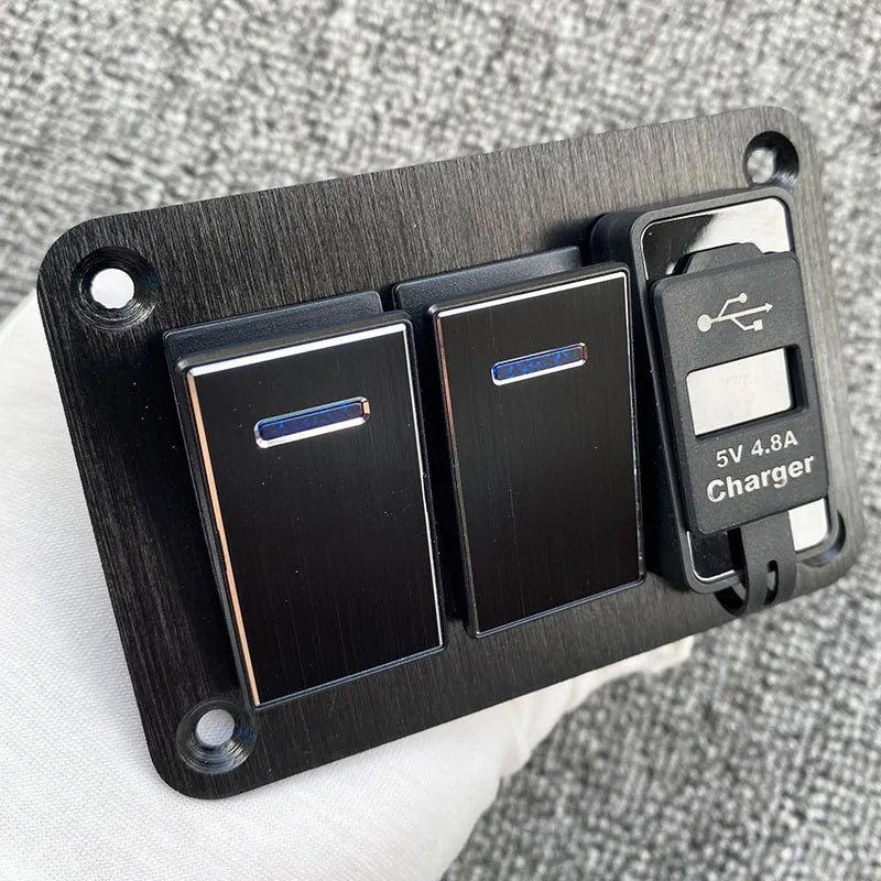 Panneau de commutateurs en aluminium noir avec trois interrupteurs et un module chargeur 5V 4.8A.