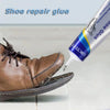 Une bouteille de colle pour chaussures distribue de l'adhésif sur la semelle d'une botte en cuir marron.