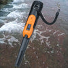 Un detector de metal impermeable naranja y negro se hunde en agua en movimiento.