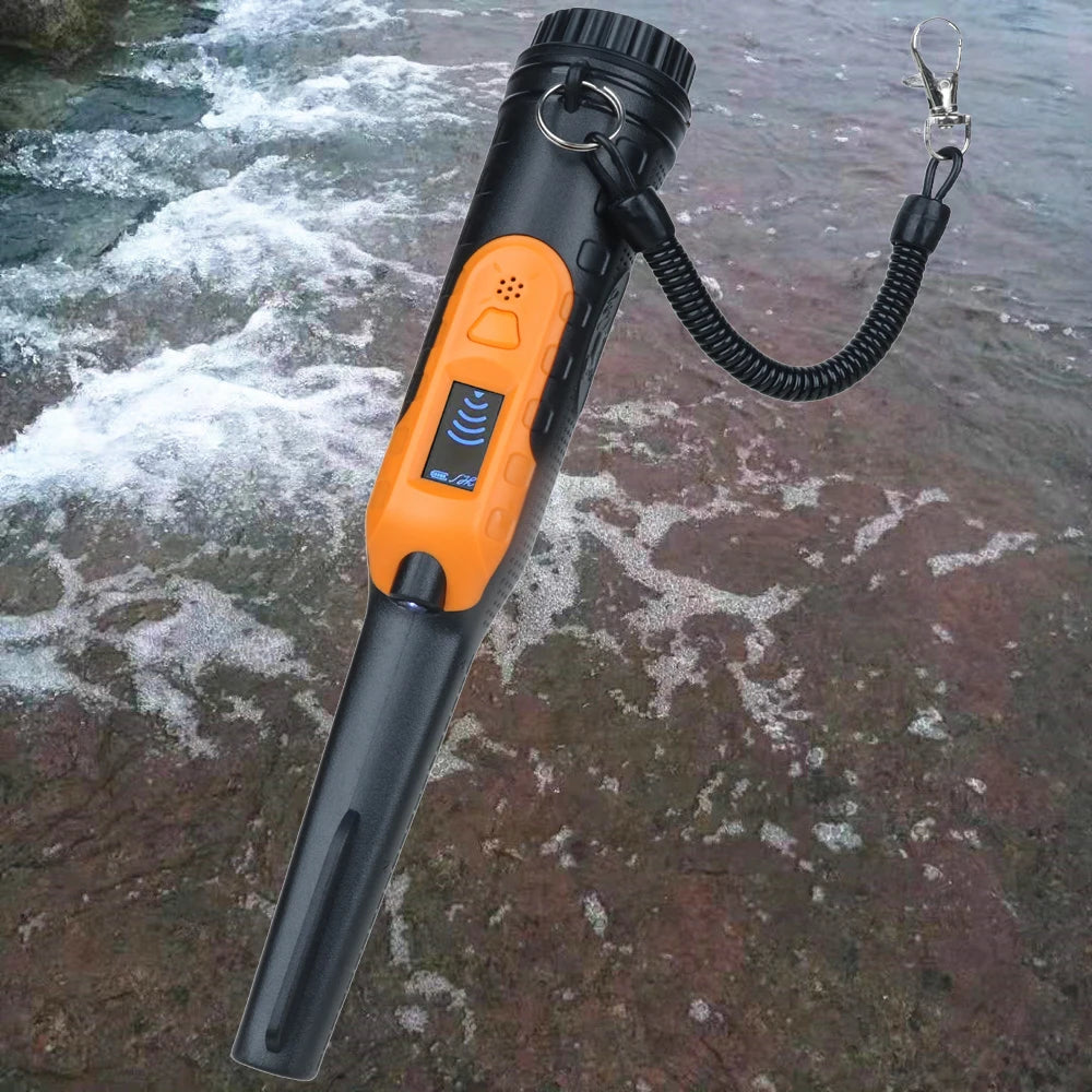 Un detector de metal impermeable naranja y negro se hunde en agua en movimiento.