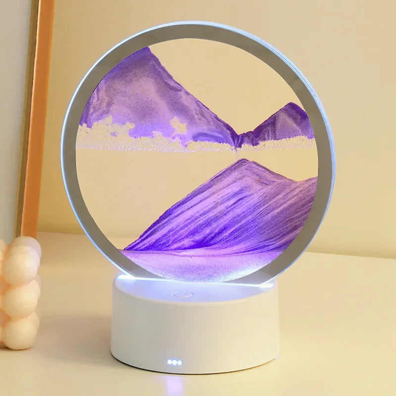 Runde Lampe mit lila 3D-Sandkunst in Form von Bergen und Horizont.